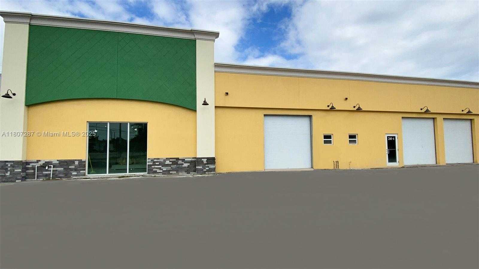 Small Image of 240 ANDREWS AVE #240-04, Pompano Beach Number 2