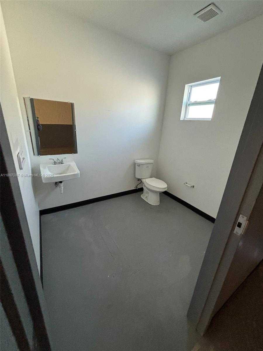 Small Image of 240 ANDREWS AVE #240-04, Pompano Beach Number 5