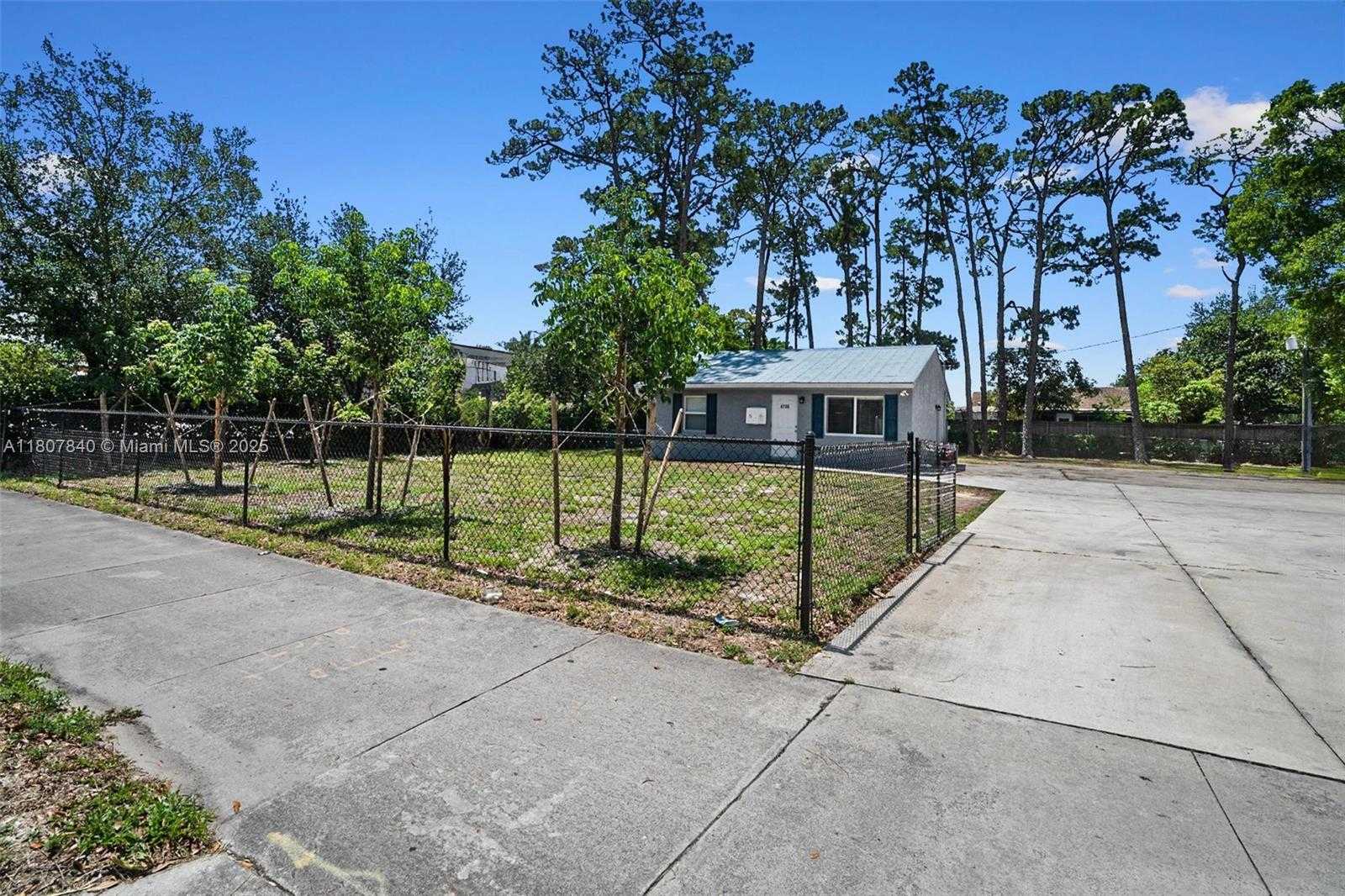 Small Image of 4736 LAKE WORTH RD, Green Acres Number 3