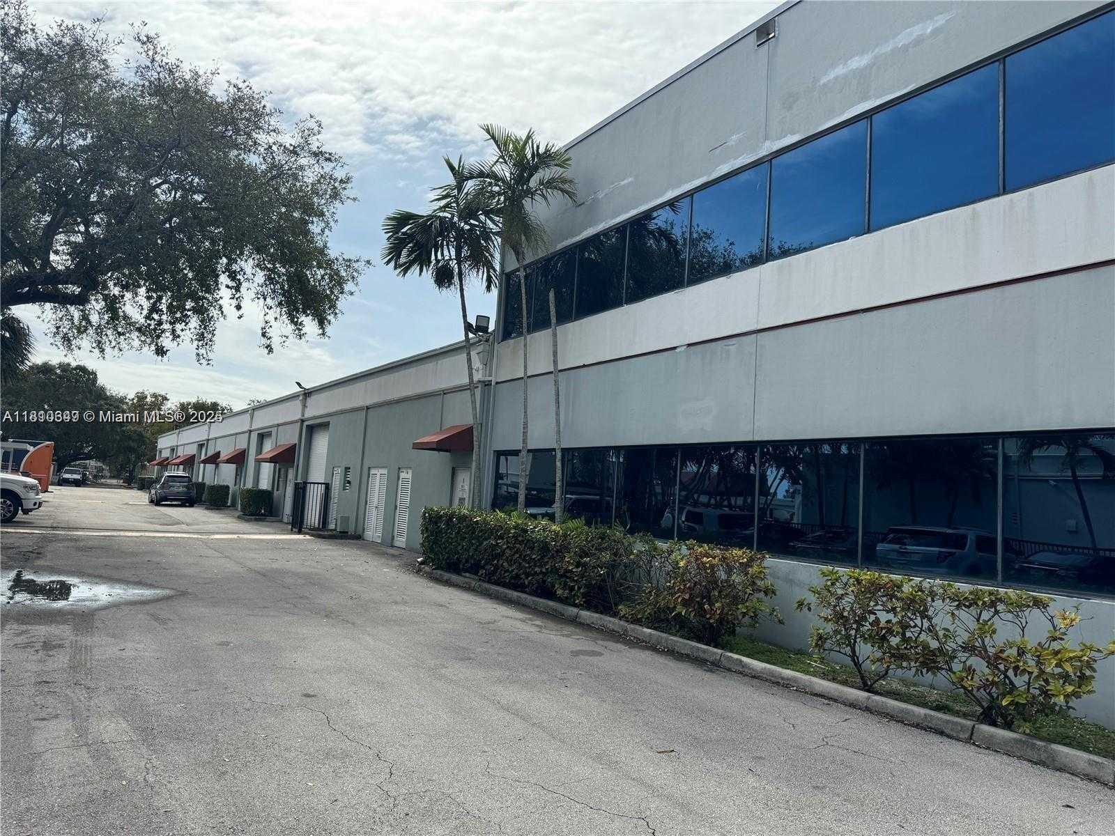 Small Image of 2870 STIRLING RD, Hollywood Number 3