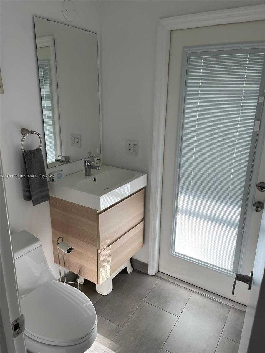 Small Image of 2375 NORTH EAST 185TH ST, Miami Number 11