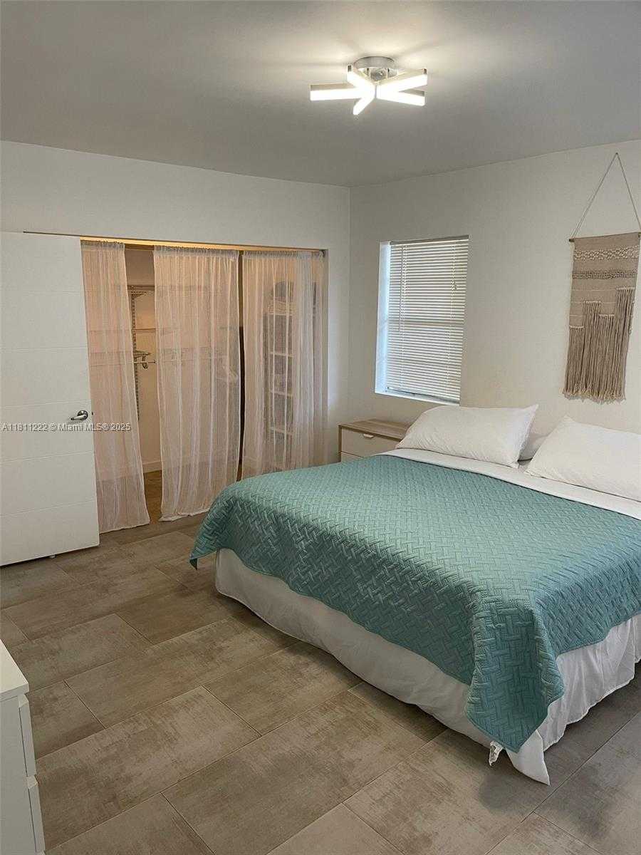 Small Image of 2375 NORTH EAST 185TH ST, Miami Number 12