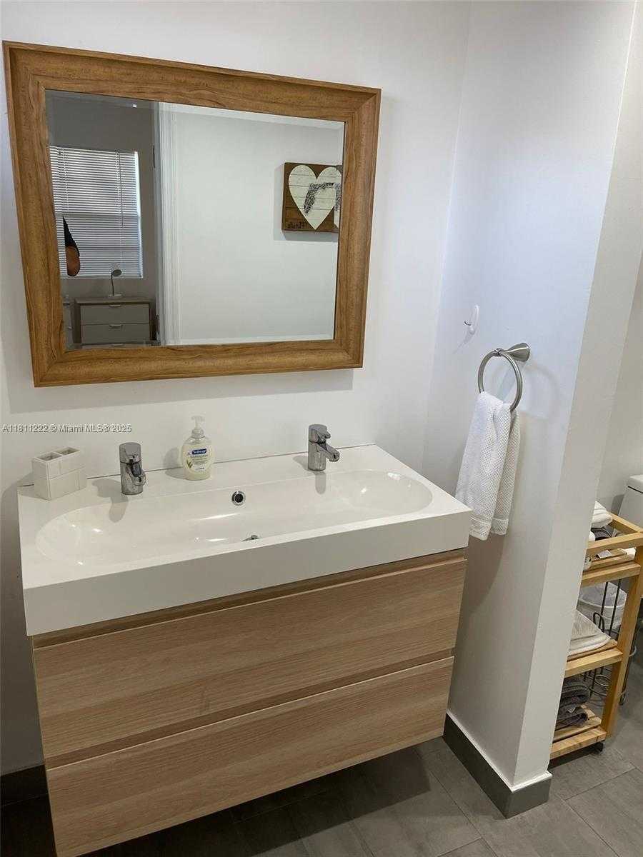 Small Image of 2375 NORTH EAST 185TH ST, Miami Number 15