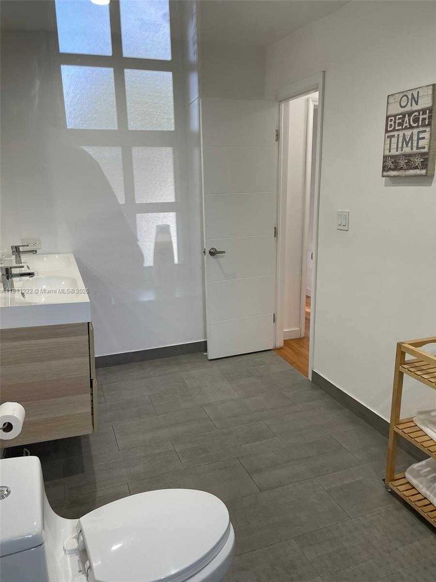 Small Image of 2375 NORTH EAST 185TH ST, Miami Number 21