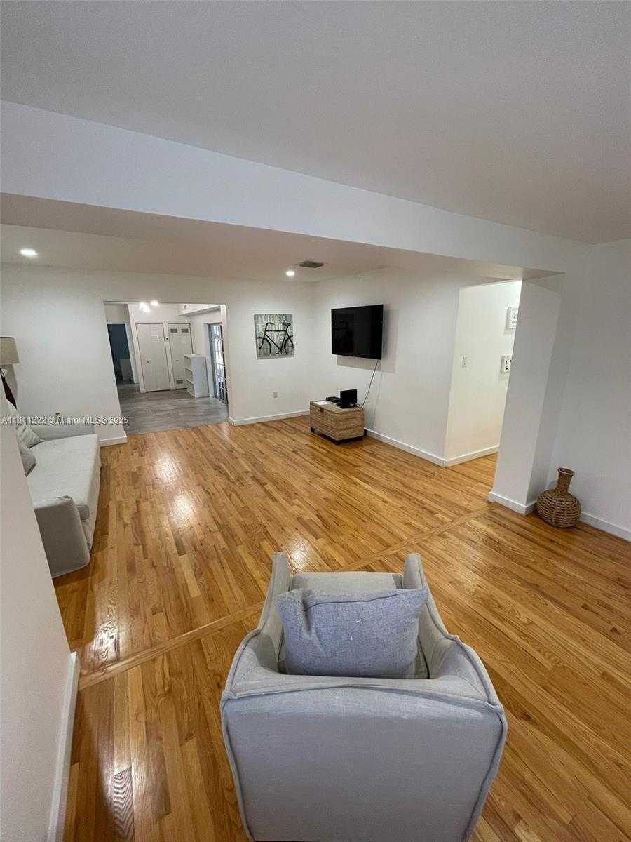 Small Image of 2375 NORTH EAST 185TH ST, Miami Number 3