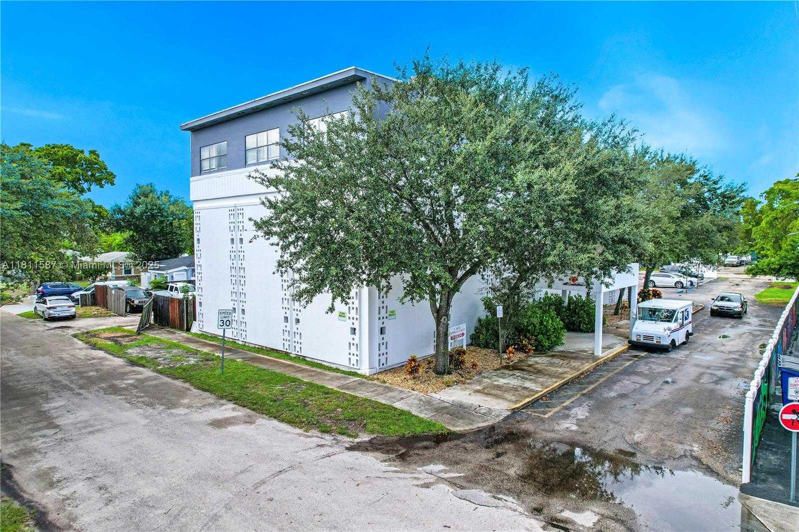 Small Image of 6011 RODMAN ST #107, Hollywood Number 2