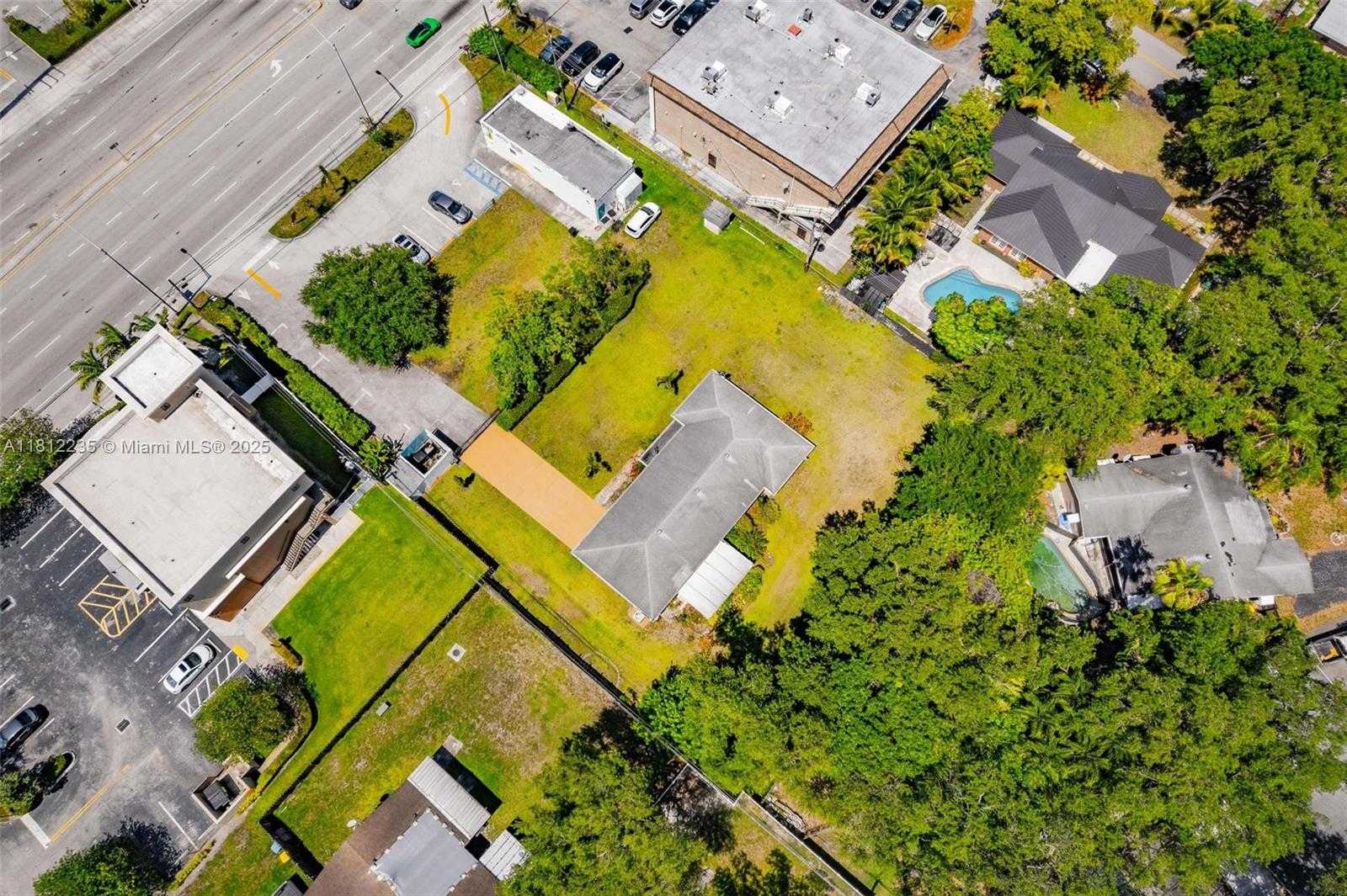 Small Image of 2970 GRIFFIN RD, Dania Beach Number 4
