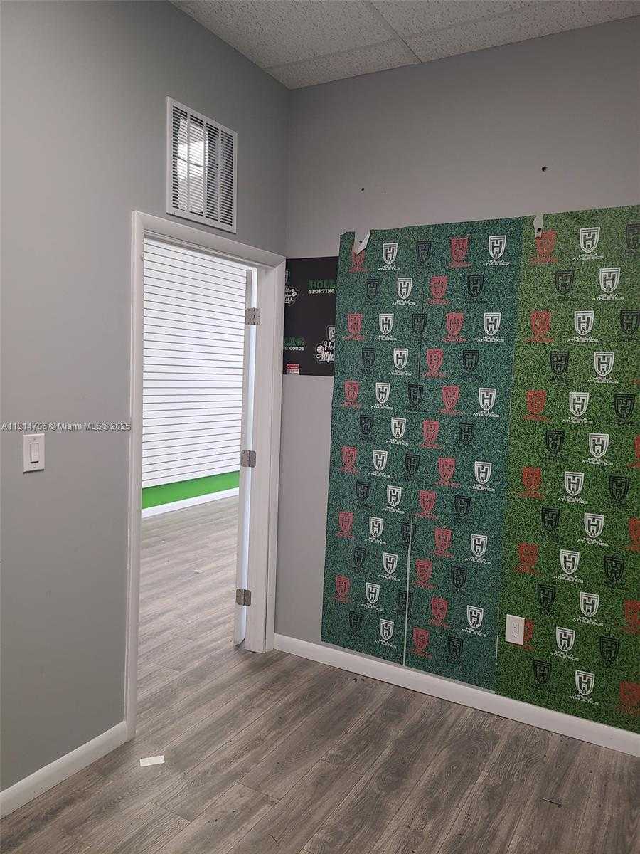 Small Image of 7150 PEMBROKE RD, Miramar Number 4