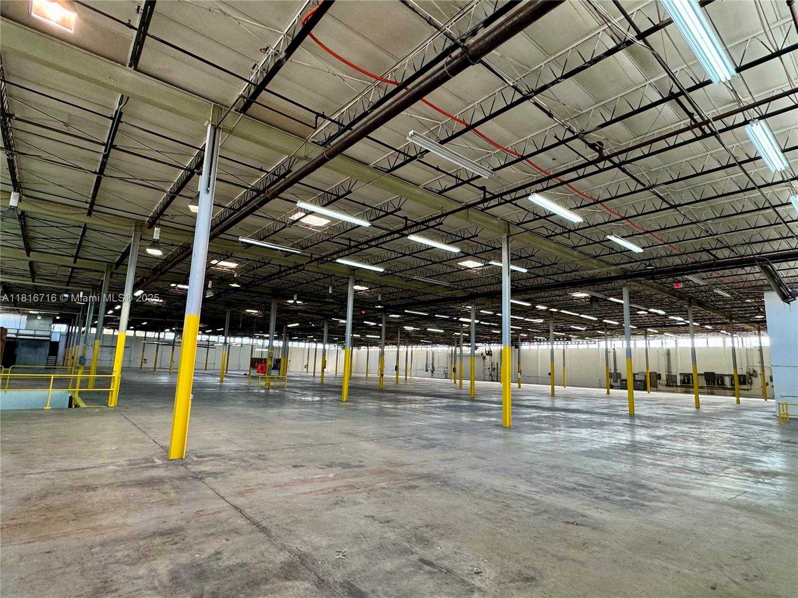 Small Image of 1600 NORTH WEST 165TH ST, Miami Gardens Number 4
