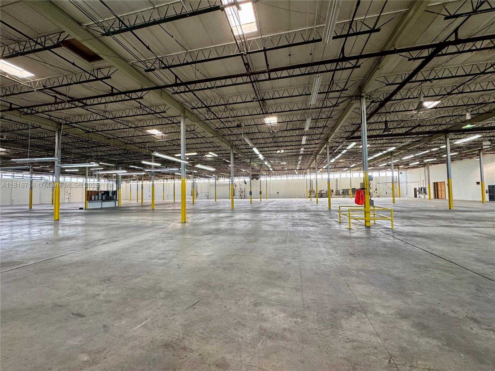 Small Image of 1600 NORTH WEST 165TH ST, Miami Gardens Number 7