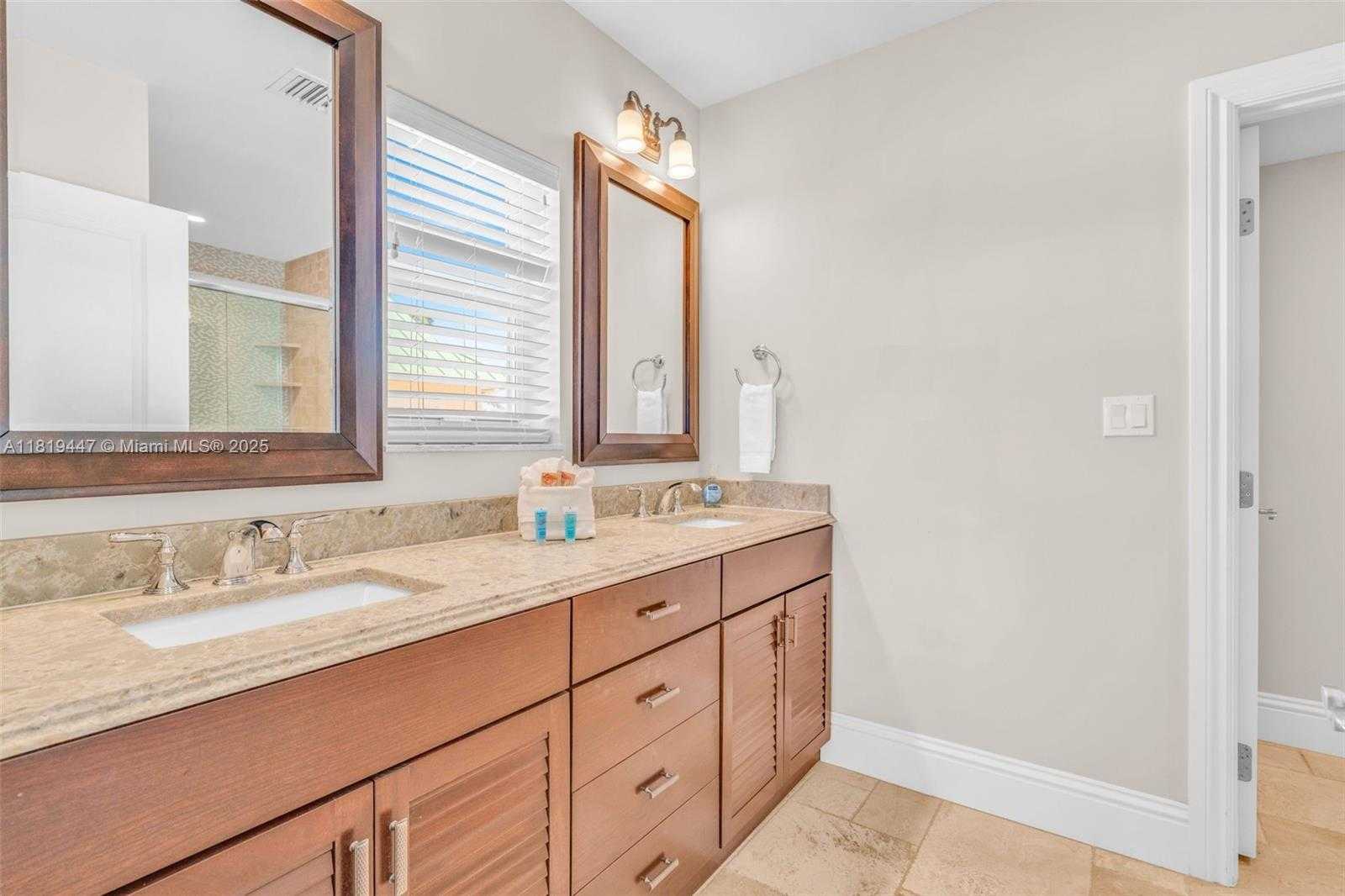 Small Image of 2394 COCO PLUM DRIVE, Marathon Number 37