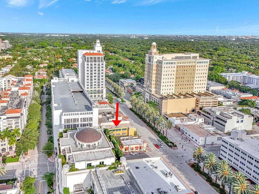 Small Image of 308 ALHAMBRA CIR, Coral Gables Number 2