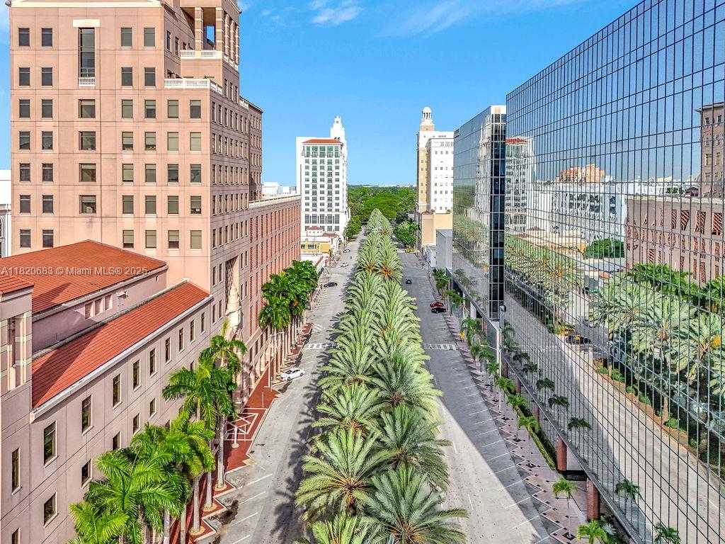 Small Image of 308 ALHAMBRA CIR, Coral Gables Number 3