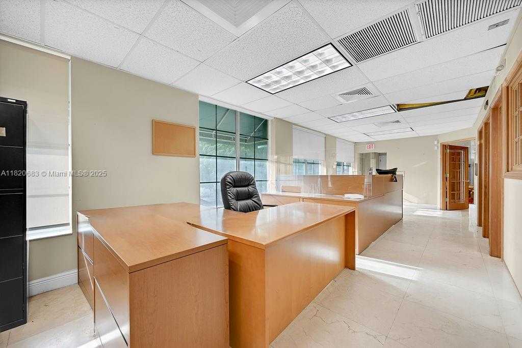 Small Image of 308 ALHAMBRA CIR, Coral Gables Number 7