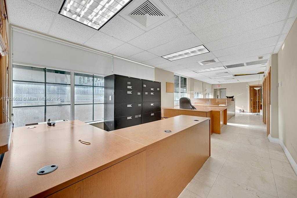 Small Image of 308 ALHAMBRA CIR, Coral Gables Number 8