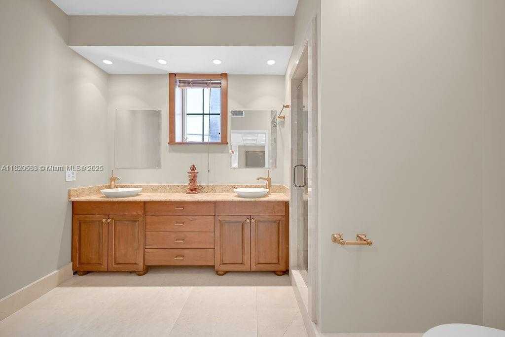 Small Image of 308 ALHAMBRA CIR, Coral Gables Number 9