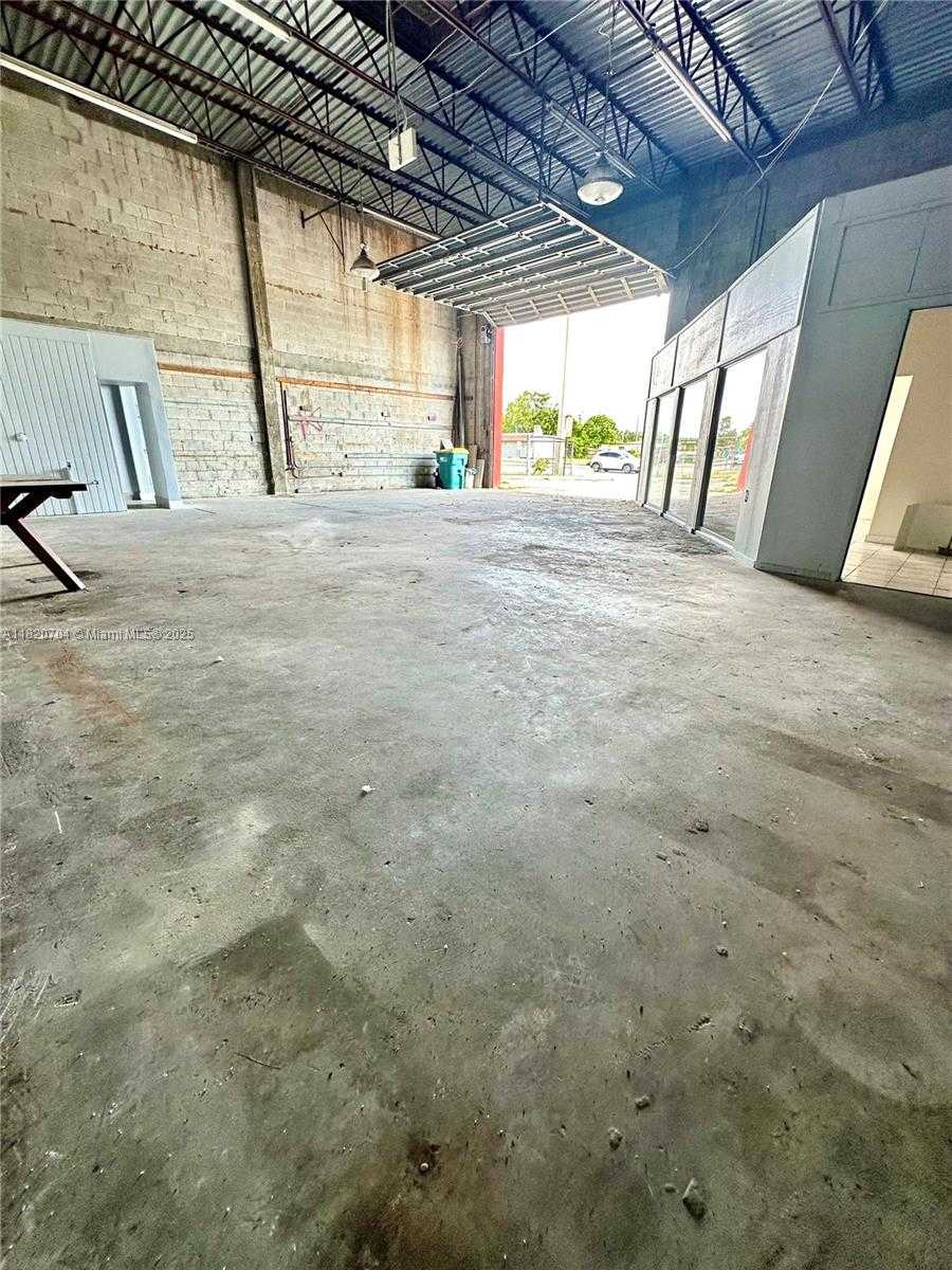 Small Image of 5500 PEMBROKE RD, West Park Number 10
