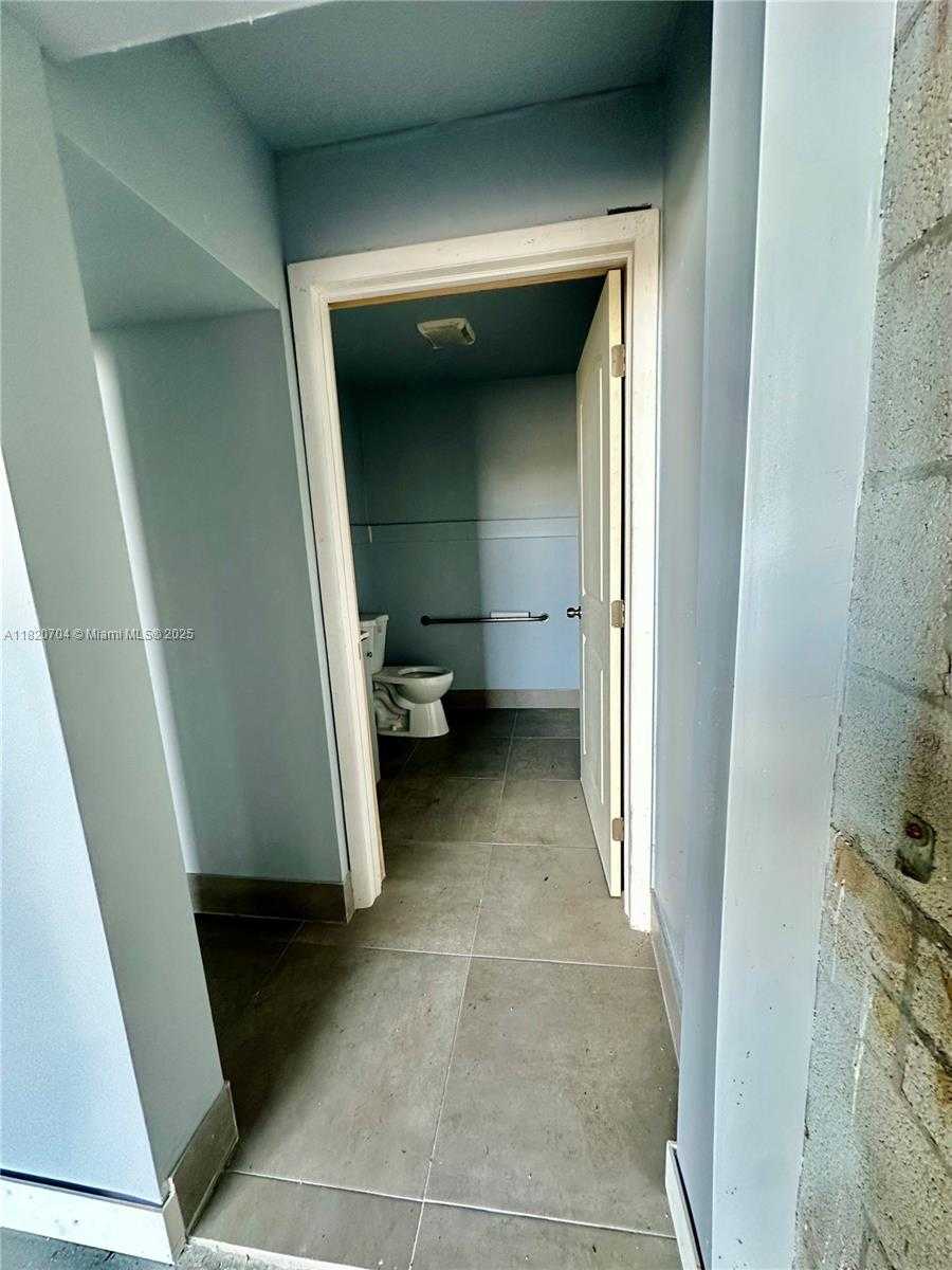 Small Image of 5500 PEMBROKE RD, West Park Number 11