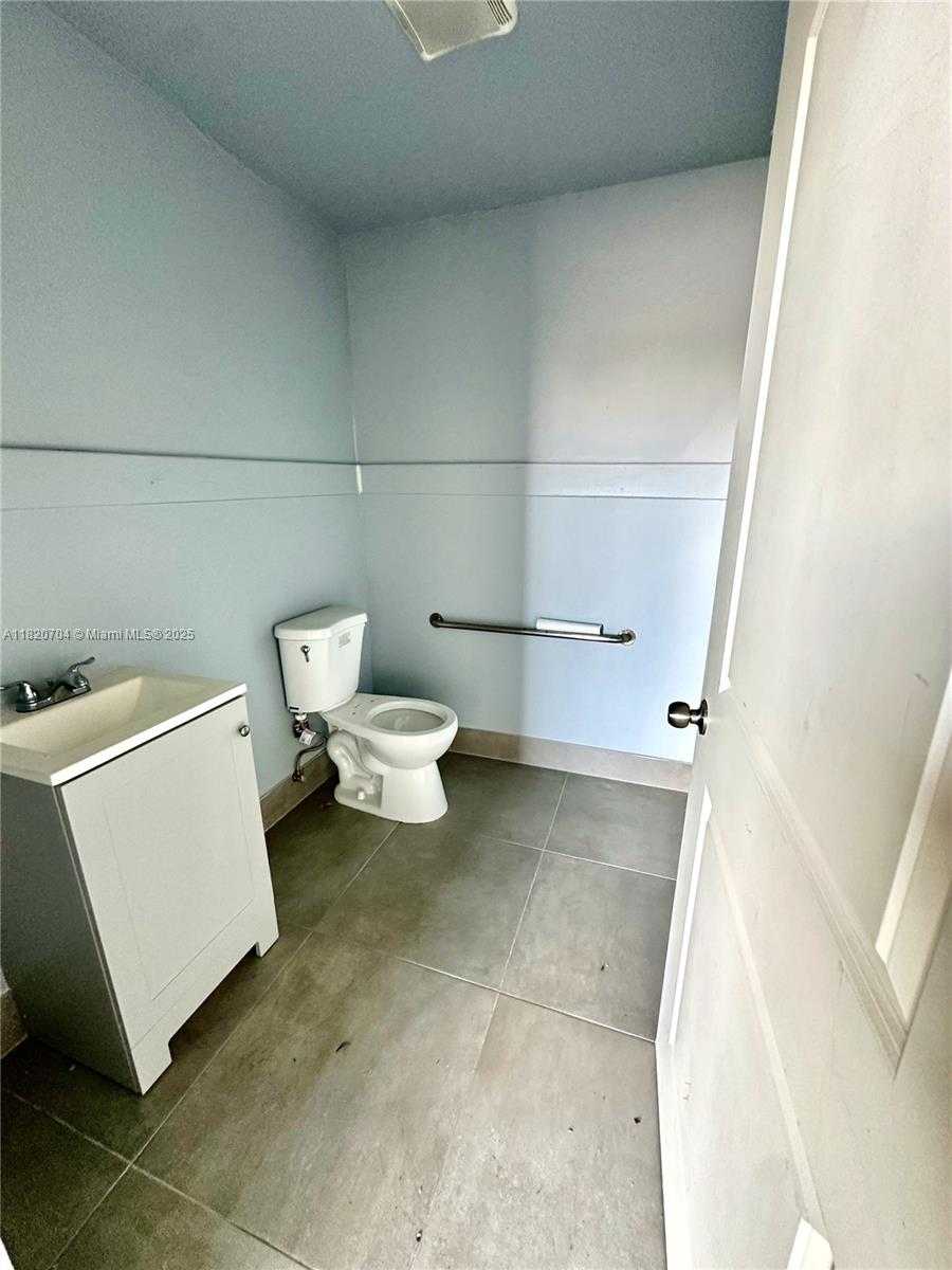 Small Image of 5500 PEMBROKE RD, West Park Number 12