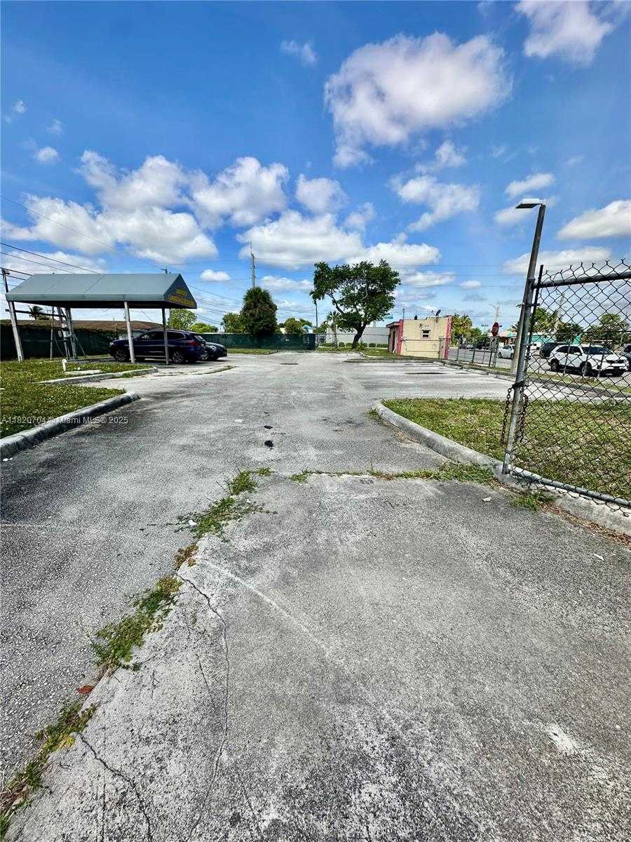 Small Image of 5500 PEMBROKE RD, West Park Number 13