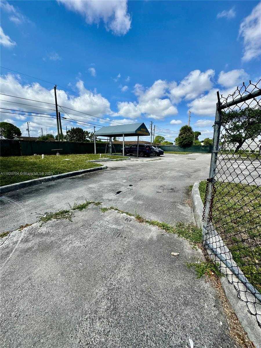 Small Image of 5500 PEMBROKE RD, West Park Number 14