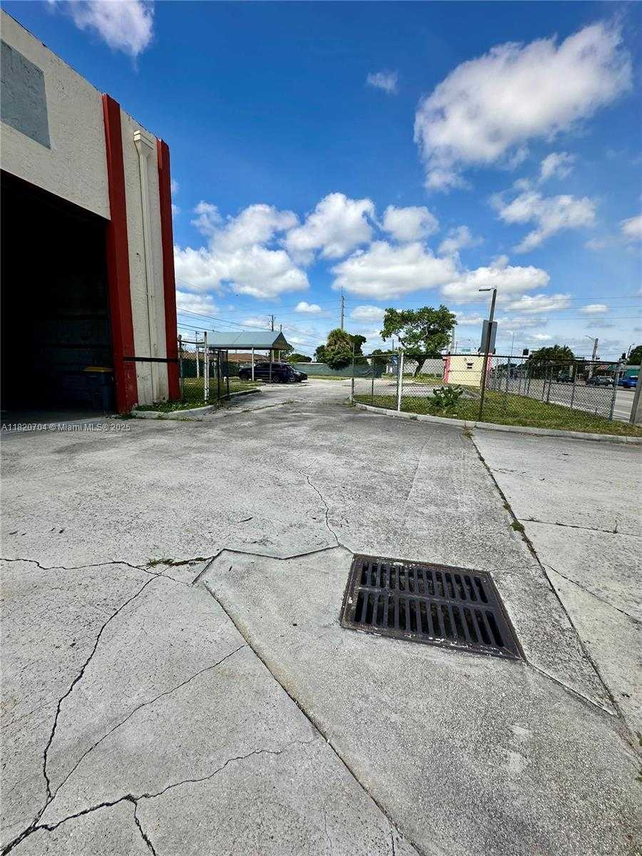 Small Image of 5500 PEMBROKE RD, West Park Number 15