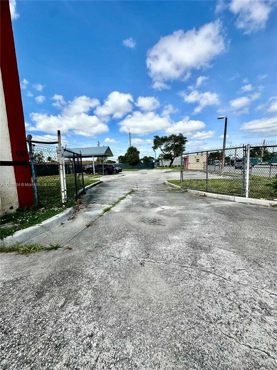 Small Image of 5500 PEMBROKE RD, West Park Number 16