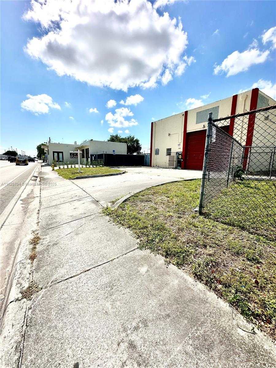Small Image of 5500 PEMBROKE RD, West Park Number 2