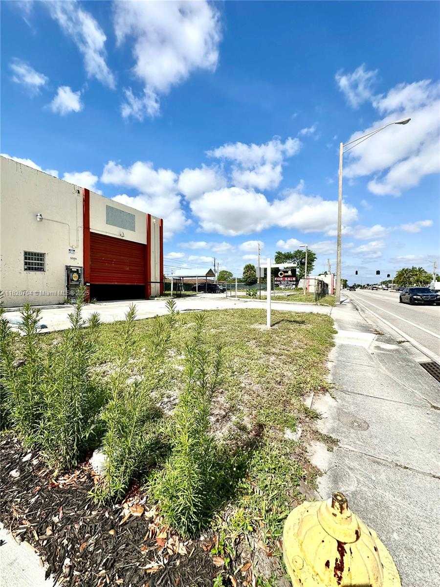 Small Image of 5500 PEMBROKE RD, West Park Number 3