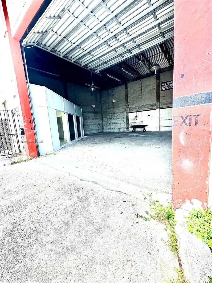 Small Image of 5500 PEMBROKE RD, West Park Number 4