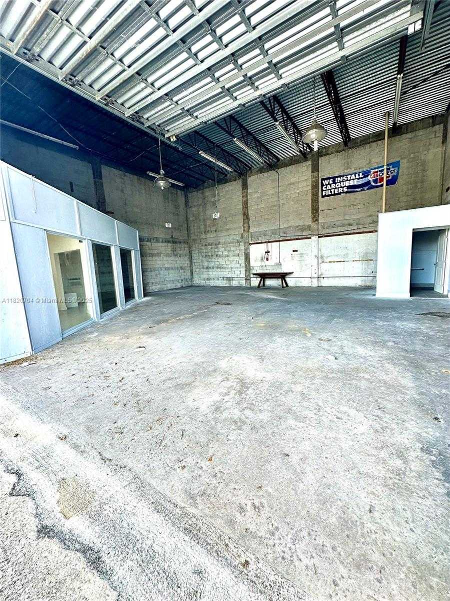 Small Image of 5500 PEMBROKE RD, West Park Number 6