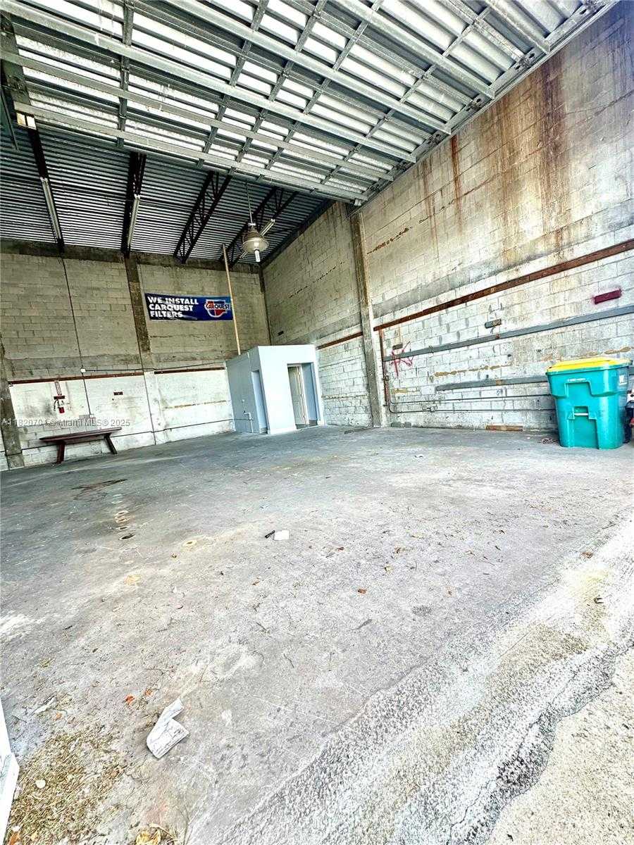 Small Image of 5500 PEMBROKE RD, West Park Number 7