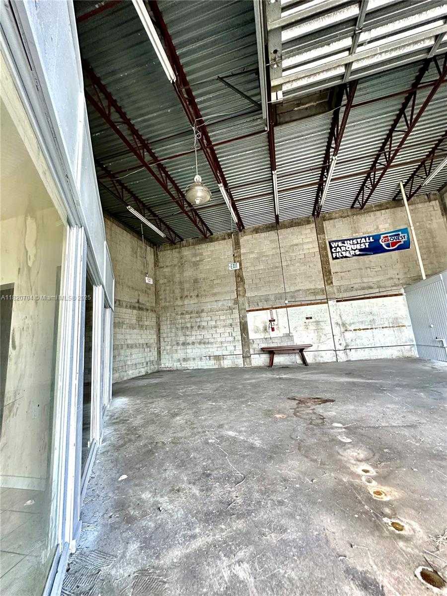 Small Image of 5500 PEMBROKE RD, West Park Number 8