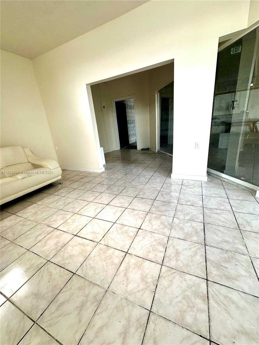 Small Image of 5500 PEMBROKE RD, West Park Number 9