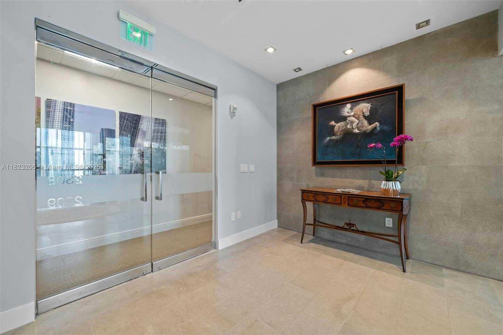 Small Image of 175 SE 7th St, Miami, FL 33131, USA Number 2