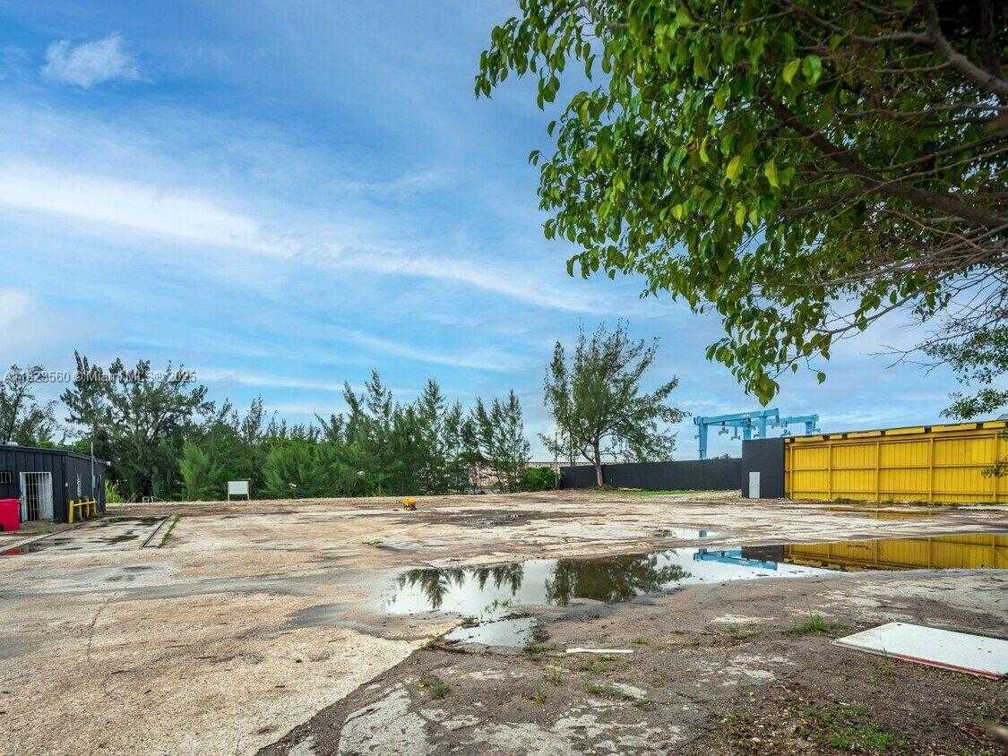 Small Image of 3440 NORTH WEST NORTH RIVER DR, Miami Number 9