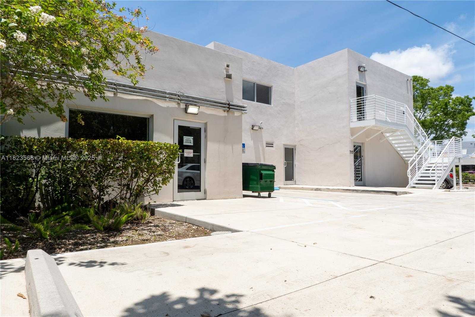 Small Image of 7111 BISCAYNE BLVD, Miami Number 10