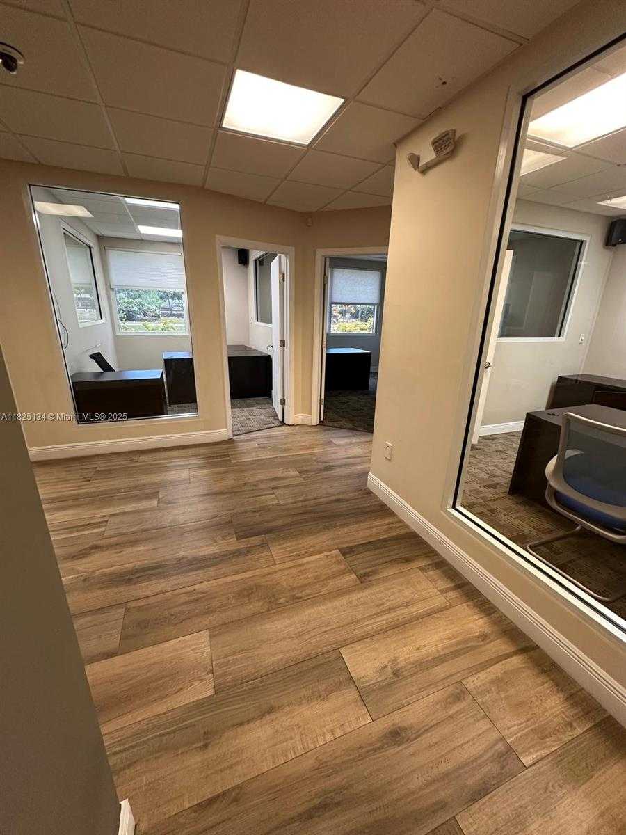 Small Image of 5397 ORANGE DR #103, Davie Number 16
