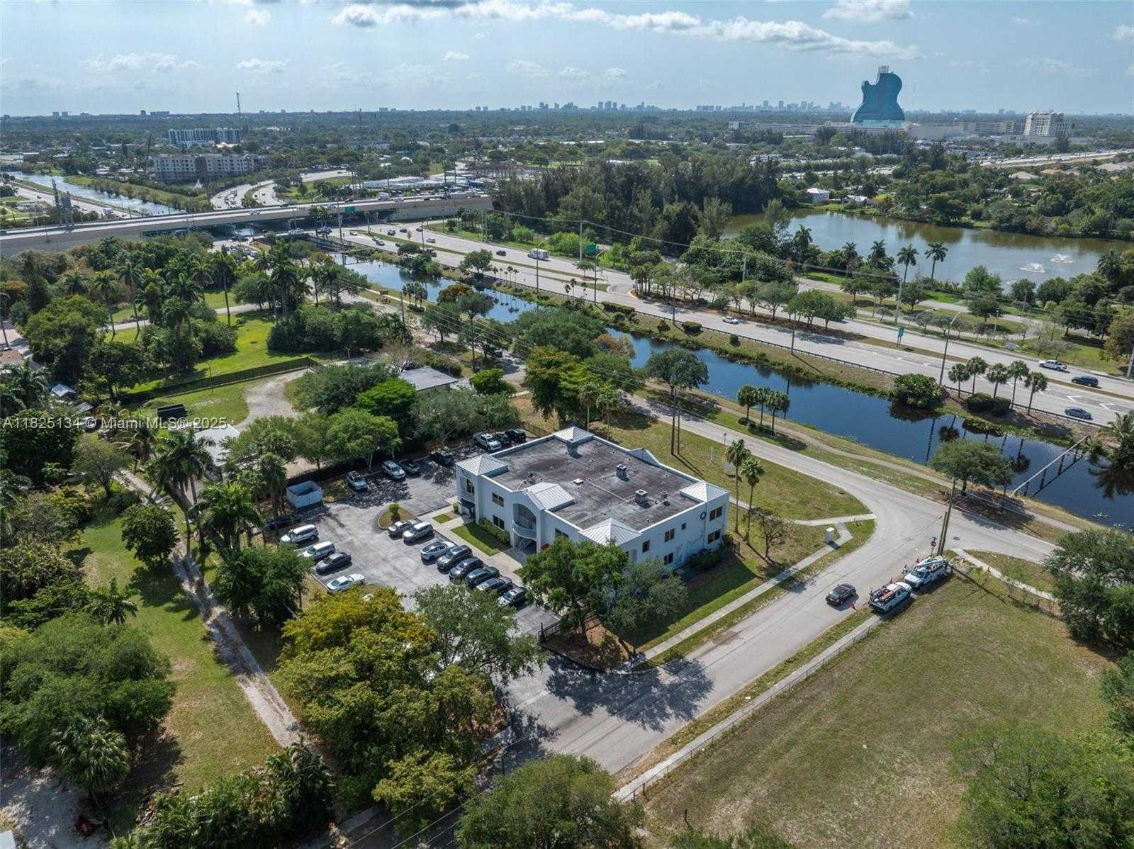 Small Image of 5397 ORANGE DR #103, Davie Number 3