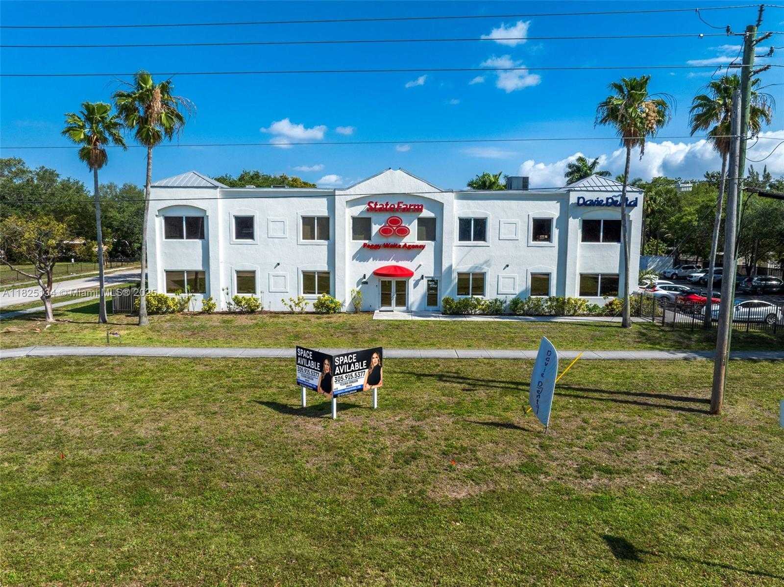 Small Image of 5397 ORANGE DR #103, Davie Number 4