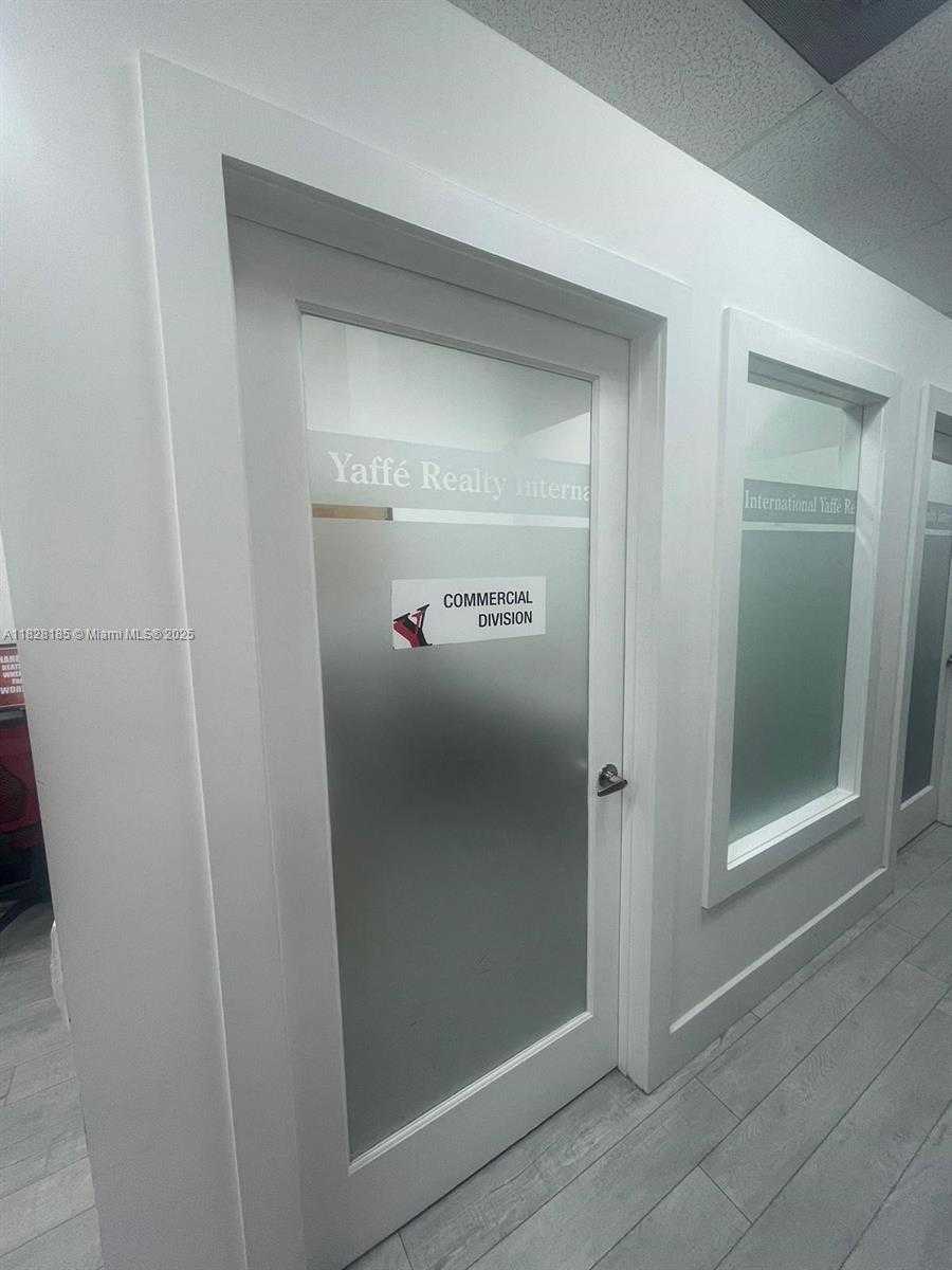Small Image of 19300 Dixie Hwy, Miami, FL 33180, USA Number 3