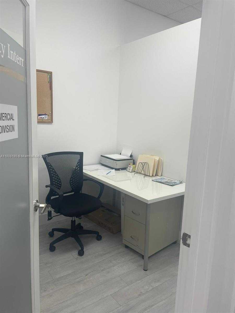 Small Image of 19300 Dixie Hwy, Miami, FL 33180, USA Number 4