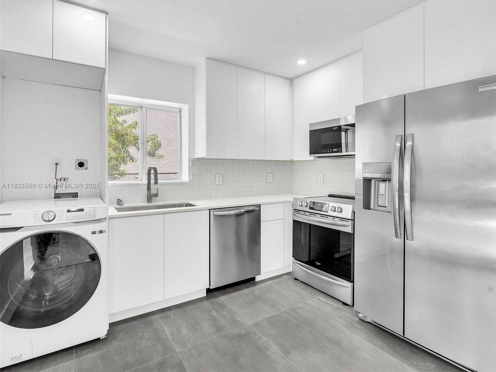 Small Image of 11900 NORTH BAYSHORE DR #1-8, North Miami Number 15