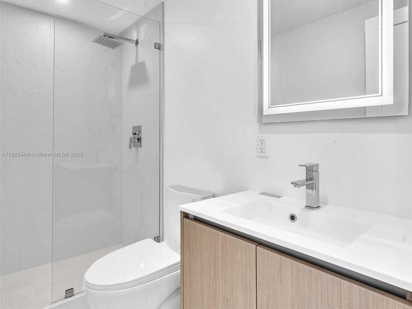 Small Image of 11900 NORTH BAYSHORE DR #1-8, North Miami Number 21
