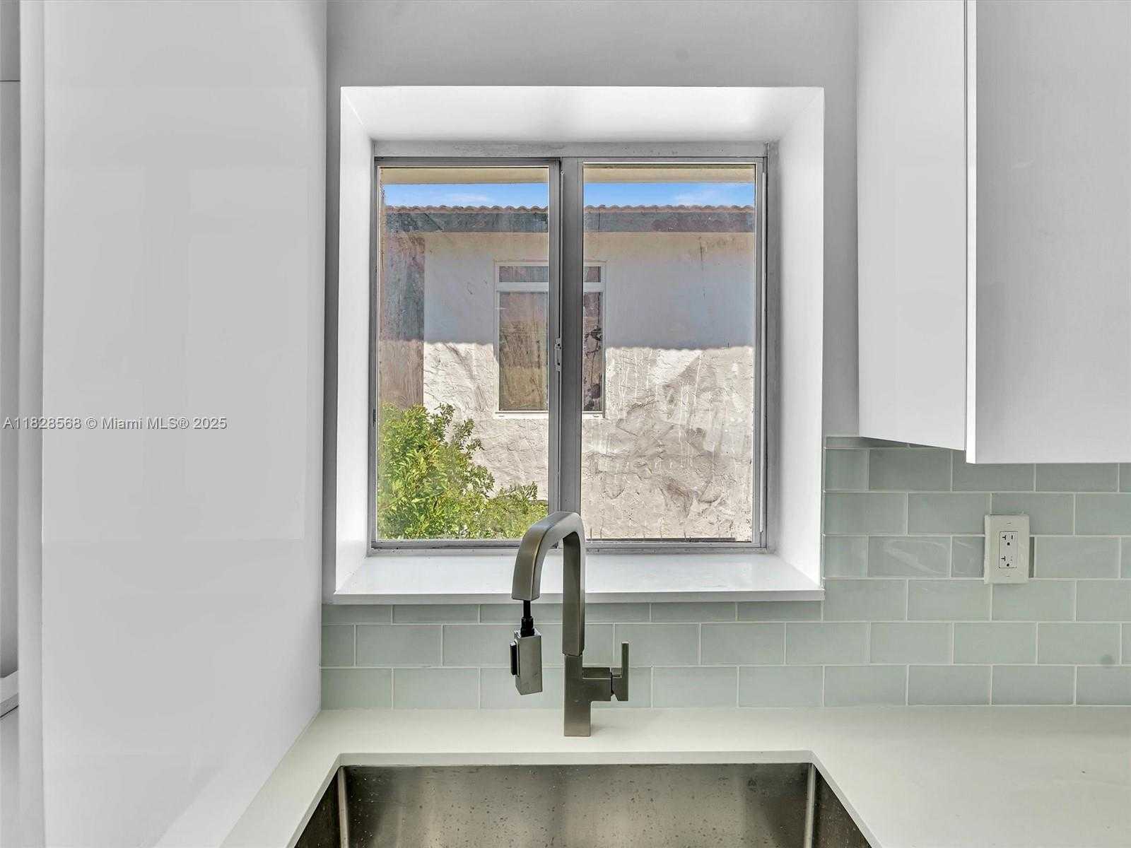 Small Image of 11900 NORTH BAYSHORE DR #1-8, North Miami Number 41