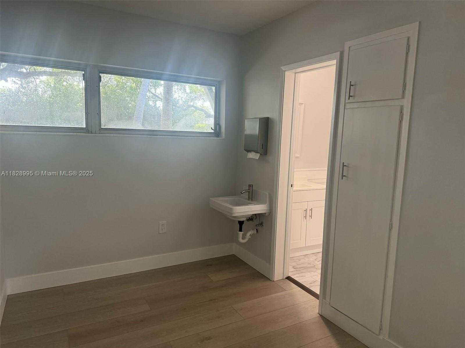 Small Image of 4950 SOUTH LE JEUNE RD #A, Coral Gables Number 4