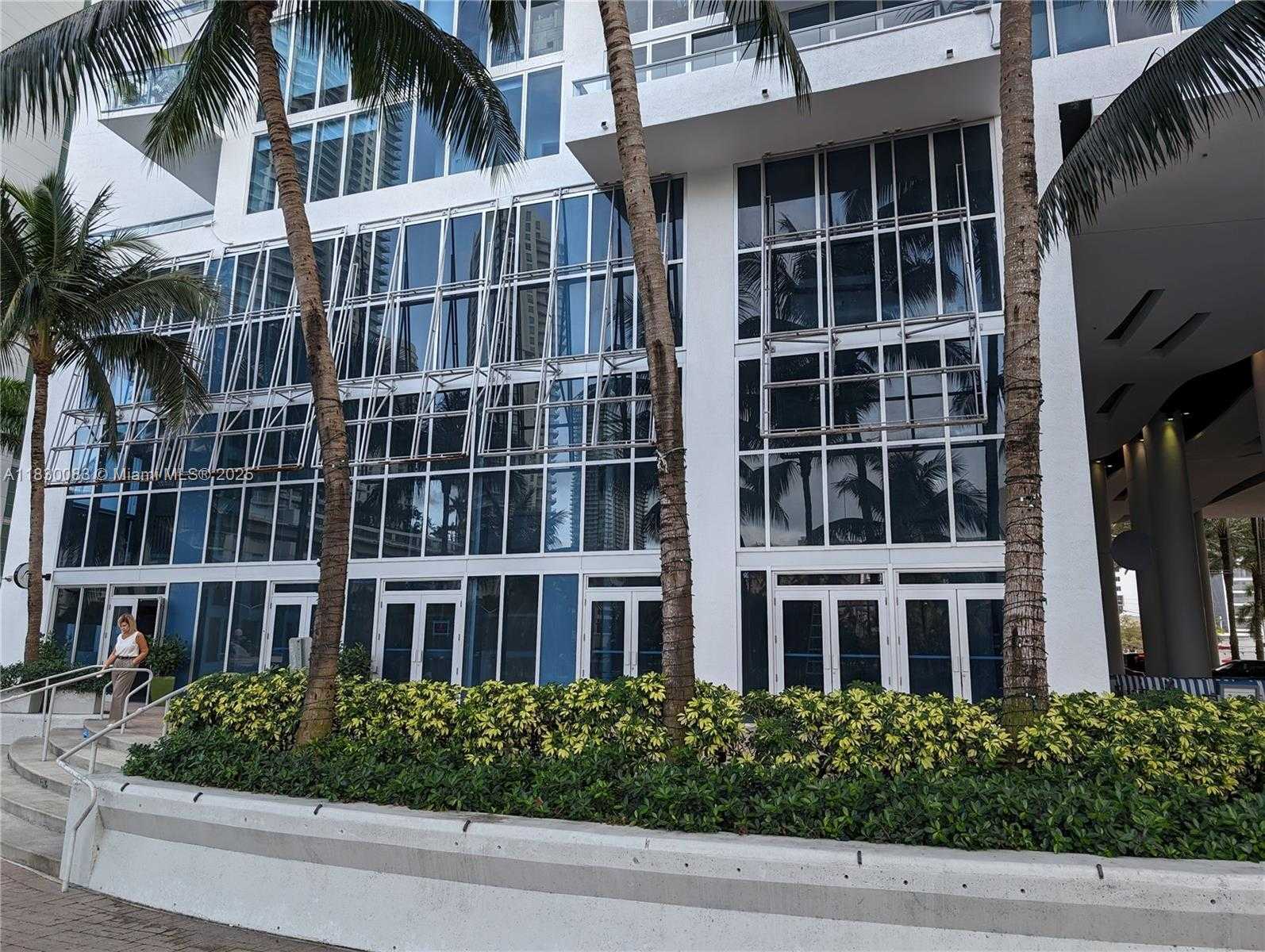 Small Image of 175 SE 7th St, Miami, FL 33131, USA Number 2