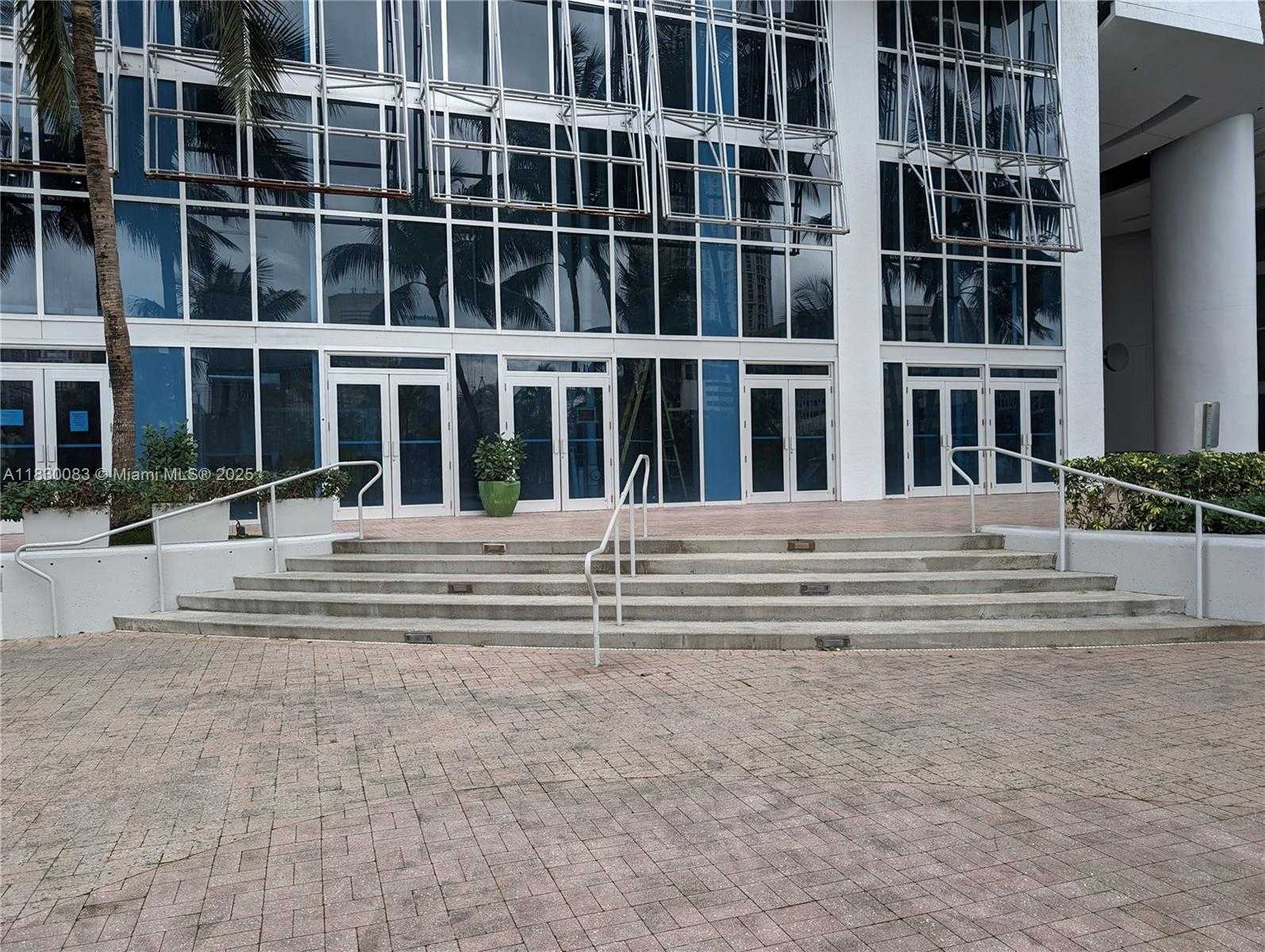 Small Image of 175 SE 7th St, Miami, FL 33131, USA Number 4