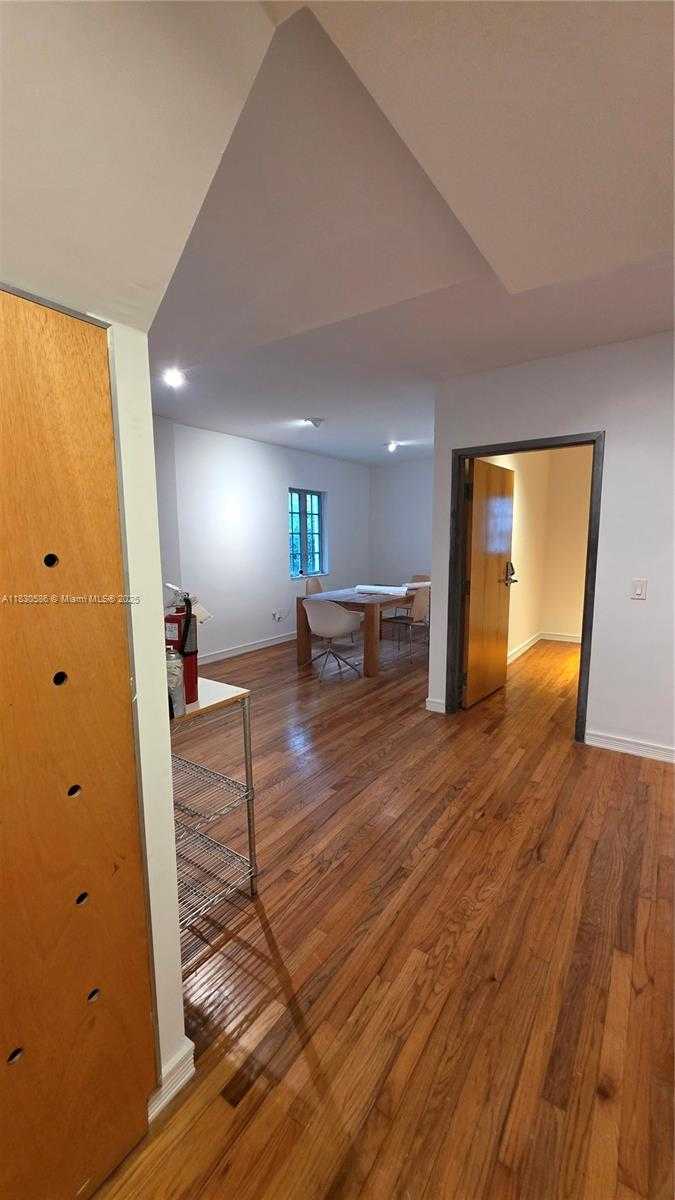 Small Image of 410 MERIDIAN AVE, Miami Beach Number 8