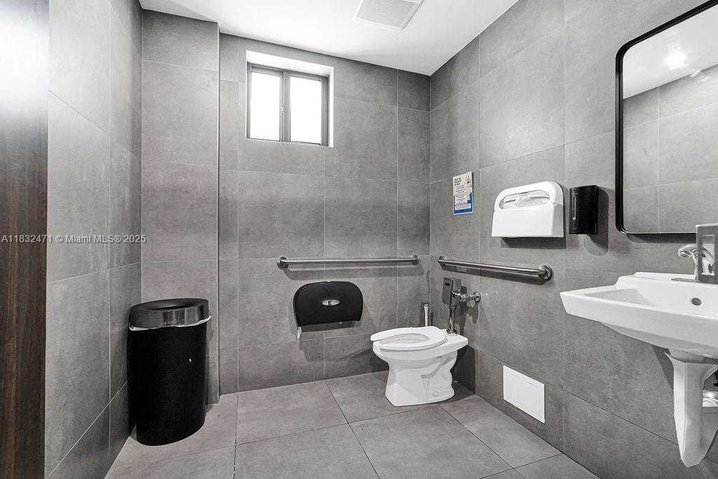 Small Image of 2640 HOLLYWOOD BLVD #120, Hollywood Number 36